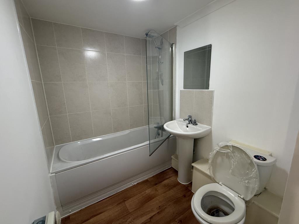 Lot: 30 - LARGE FREEHOLD RESIDENTIAL INVESTMENT ARRANGED AS SIX FLATS - Bathroom of Flat B